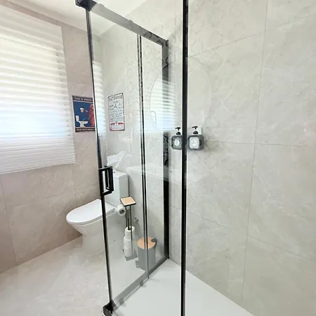 Moradia Com Escada, Jardim E Piscina * Алмада