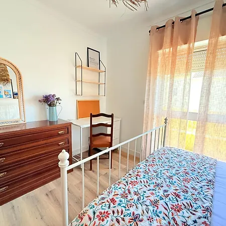 Moradia Com Escada, Jardim E Piscina *