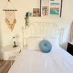 Moradia Com Escada, Jardim E Piscina *