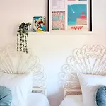 Moradia Com Escada, Jardim E Piscina * Almada