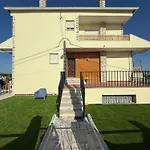 Moradia Com Escada, Jardim E Piscina Almada