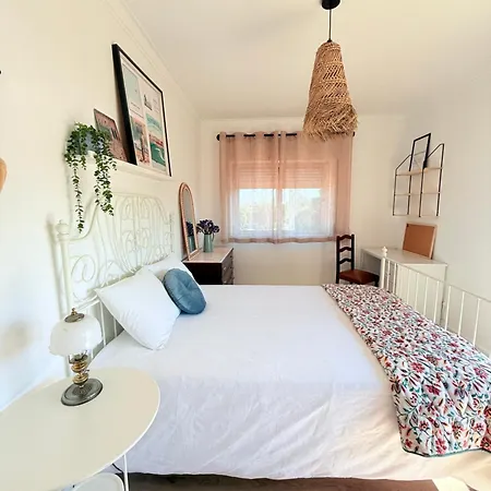 Moradia Com Escada, Jardim E Piscina, 3kms Алмада