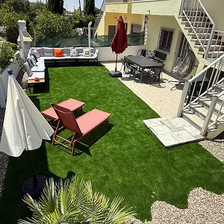 Moradia Com Escada, Jardim E Piscina, 3kms