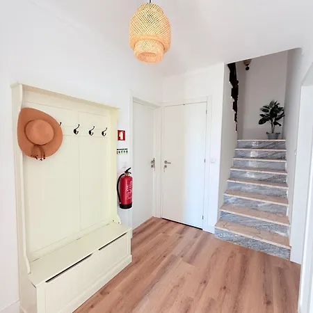 Moradia Com Escada E Jardim, Piscina Maio 2026