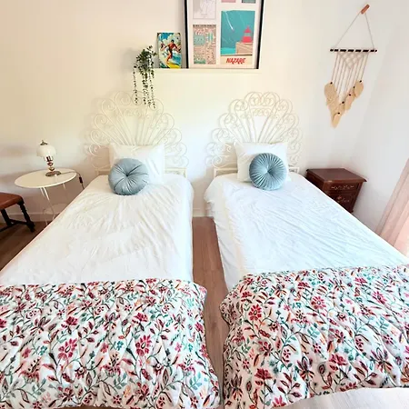 Moradia Com Escada, Jardim E Piscina, 3kms *