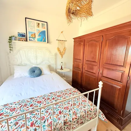 Moradia Com Escada, Jardim E Piscina, 3kms 度假居