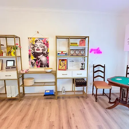 Moradia Com Escada, Jardim E Piscina, 3kms * Алмада