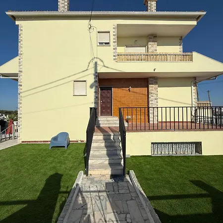 Moradia Com Escada, Jardim E Piscina, 3kms 阿尔马达