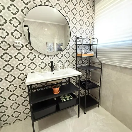 Moradia Com Escada E Jardim, Piscina Maio 2026 * Almada