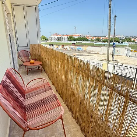 Moradia Com Escada, Jardim E Piscina, 3kms Дом отдыха