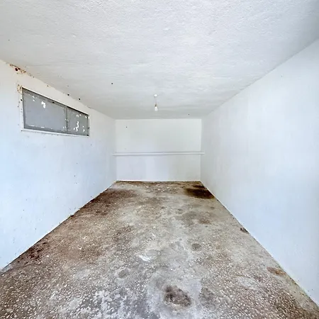 Moradia Com Escada, Jardim E Piscina, 3kms * Алмада