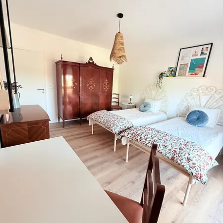 Moradia Com Escada, Jardim E Piscina, 3kms