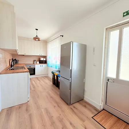 Moradia Com Escada E Jardim, Piscina Maio 2026 Ferienhaus *