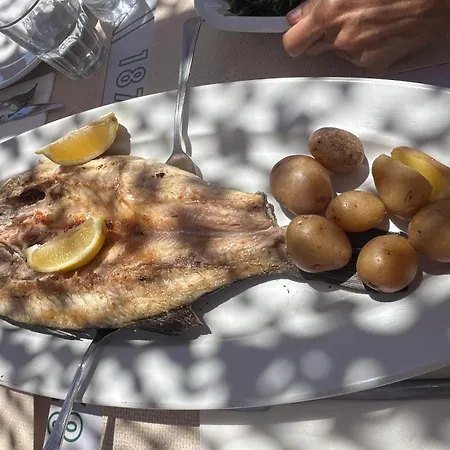 Moradia Com Escada, Jardim E Piscina, 3kms Алмада