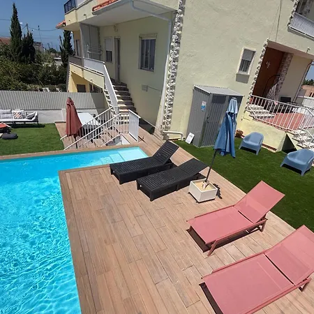 Дом отдыха Moradia Com Escada, Jardim E Piscina, 3kms *