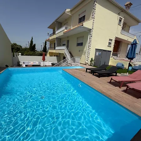 Moradia Com Escada, Jardim E Piscina, 3kms Дом отдыха Алмада