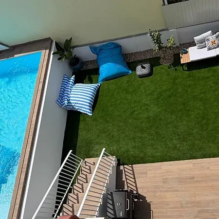Moradia Com Escada, Jardim E Piscina, 3kms