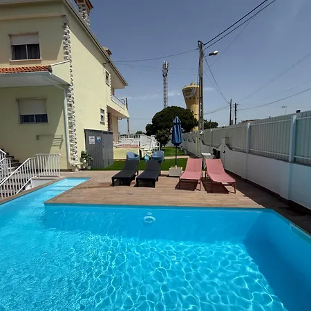 Moradia Com Escada, Jardim E Piscina, 3kms Дом отдыха