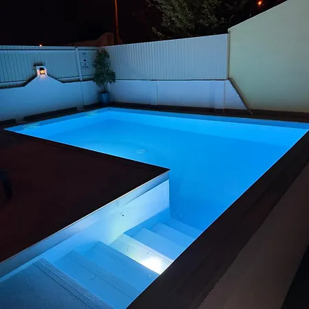 Moradia Com Escada, Jardim E Piscina, 3kms Алмада
