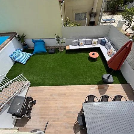 Moradia Com Escada, Jardim E Piscina, 3kms