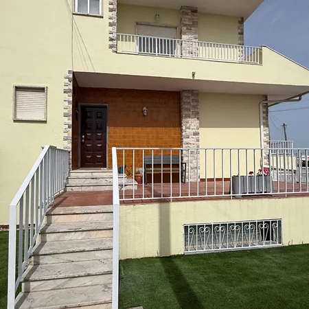 Moradia Com Escada, Jardim E Piscina, 3kms Дом отдыха