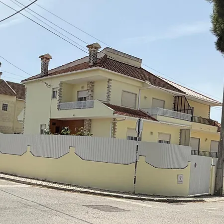 Дом отдыха Moradia Com Escada, Jardim E Piscina, 3kms