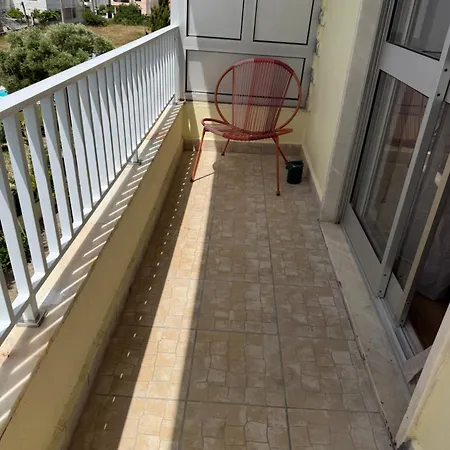 Moradia Com Escada, Jardim E Piscina, 3kms *