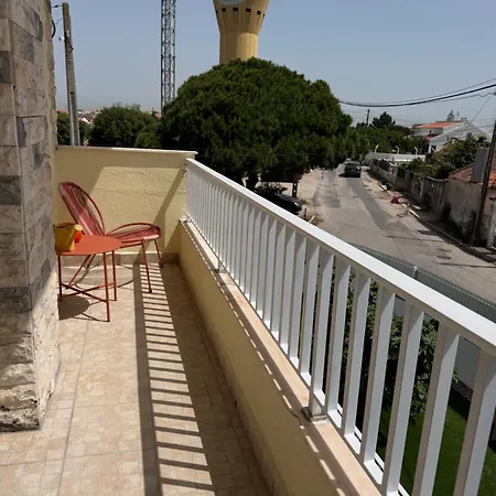 Moradia Com Escada, Jardim E Piscina, 3kms * Алмада