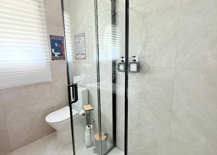 Moradia Com Escada E Jardim, Piscina Maio 2026 * ألمادا