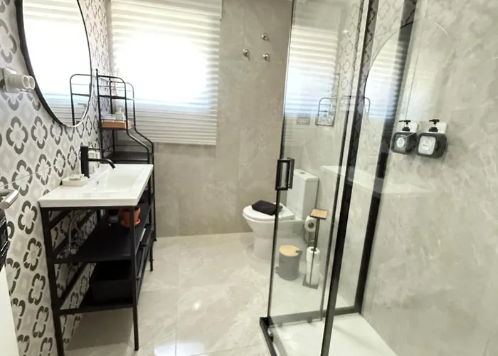 Moradia Com Escada E Jardim, Piscina Maio 2026 بيت للعطل *