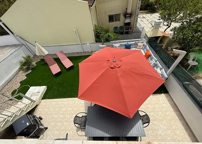 Moradia Com Escada E Jardim, Piscina Maio 2026 بيت للعطل *