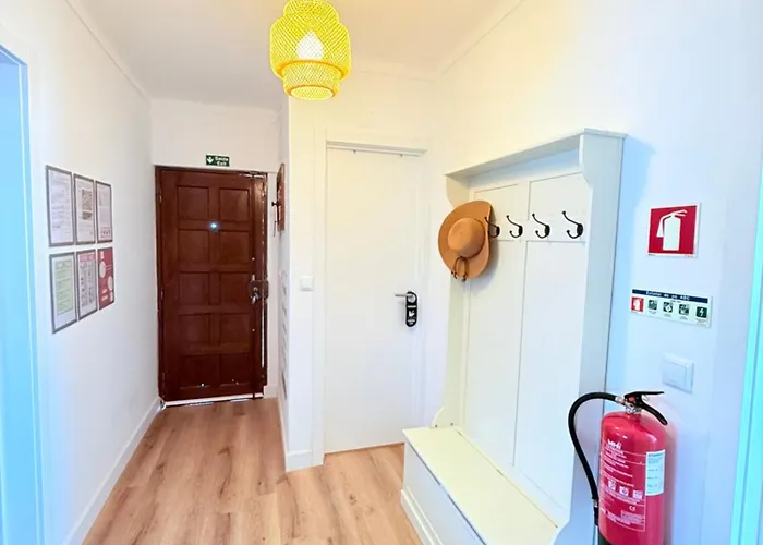 Moradia Com Escada E Jardim, Piscina Maio 2026 بيت للعطل ألمادا