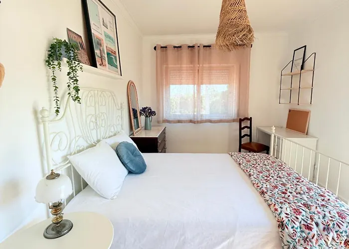 Moradia Com Escada E Jardim, Piscina Maio 2026 ألمادا