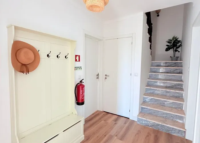 Moradia Com Escada E Jardim, Piscina Maio 2026