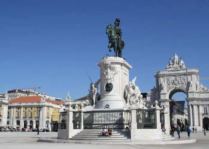 Moradia Com Escada E Jardim, Piscina Maio 2026 * ألمادا