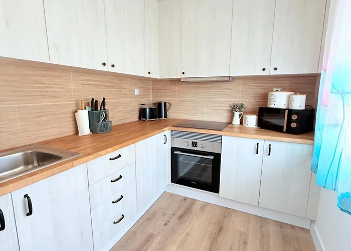 Moradia Com Escada E Jardim, Piscina Maio 2026