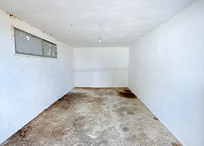 Moradia Com Escada E Jardim, Piscina Maio 2026 * ألمادا