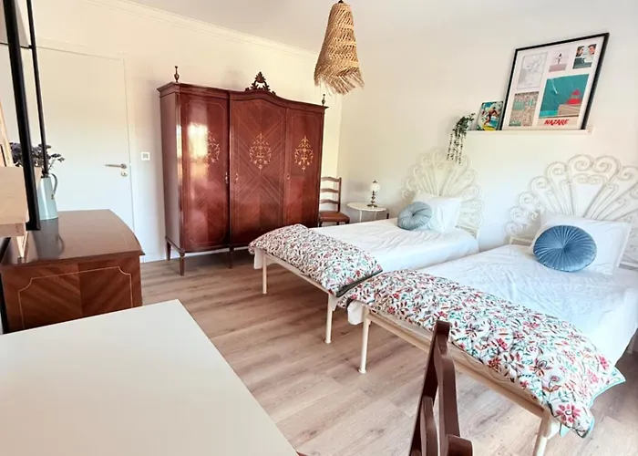 Moradia Com Escada E Jardim, Piscina Maio 2026