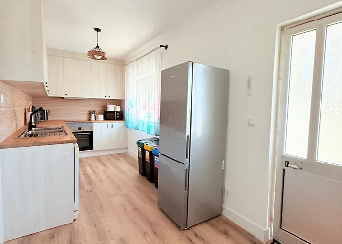 Moradia Com Escada E Jardim, Piscina Maio 2026 بيت للعطل *