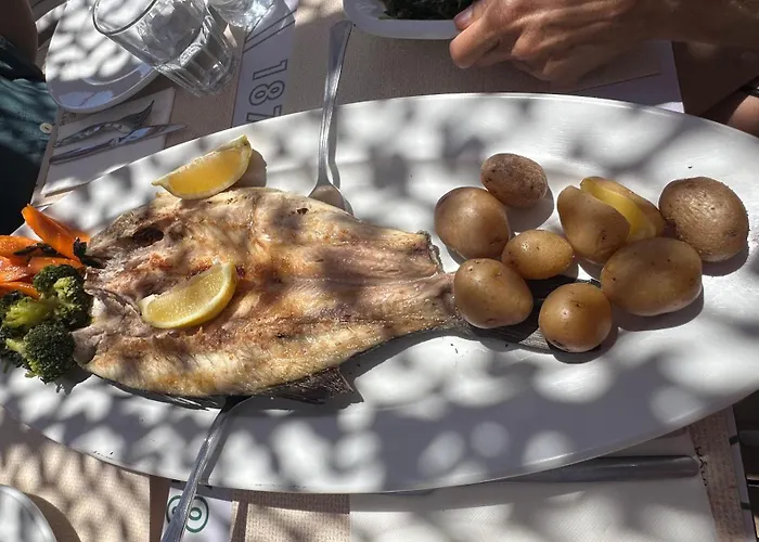 Moradia Com Escada E Jardim, Piscina Maio 2026 ألمادا